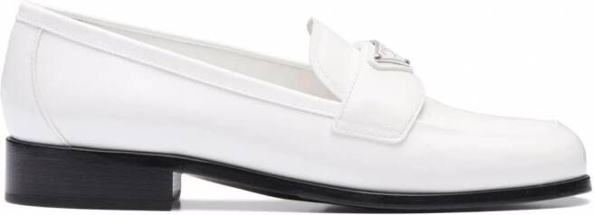 Prada Loafers met logoplakkaat Wit