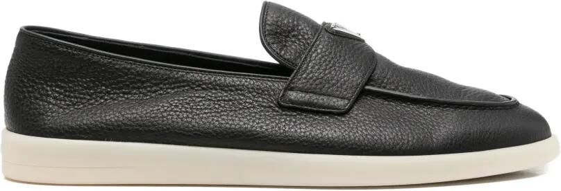 Prada Bewerkte loafers met logoplakkaat Zwart