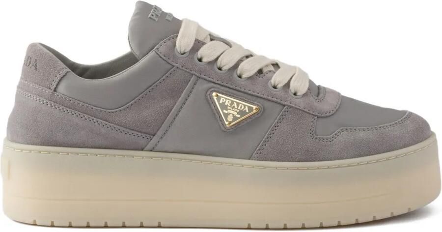 Prada Downtown Bold suède sneakers met plateauzool Grijs