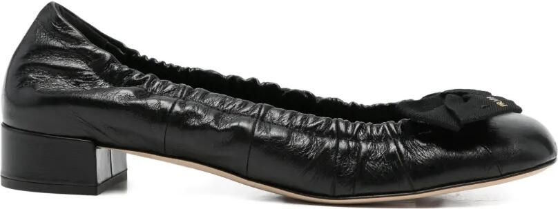 Prada Leren ballerina's met strik Zwart