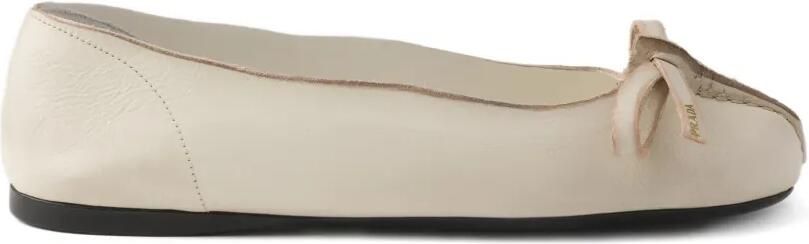 Prada Leren ballerina's verfraaid met strik Beige