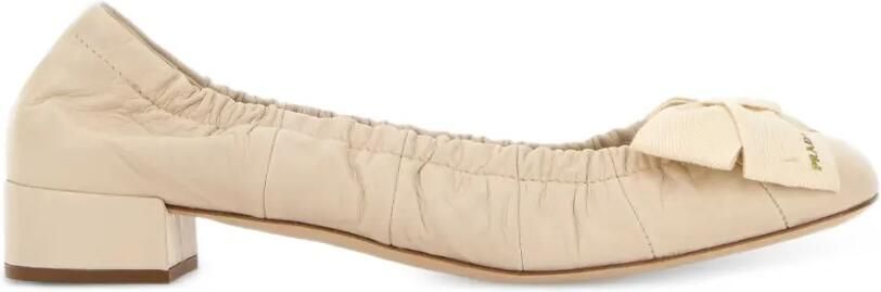 Prada Leren pumps met strikdetail Beige