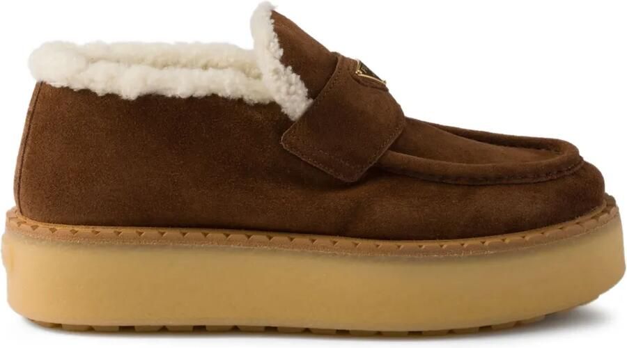 Prada Loafers met lammy afwerking en plateauzool Bruin