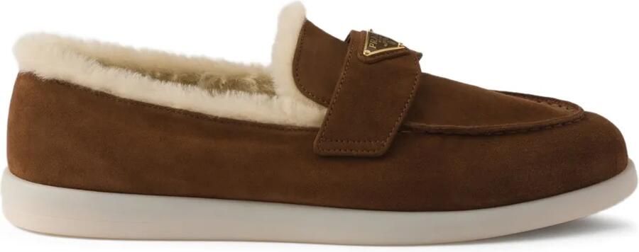 Prada Loafers met logo en lammy afwerking Bruin