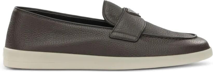 Prada Loafers van bewerkt leer met logo-plakkaat Bruin