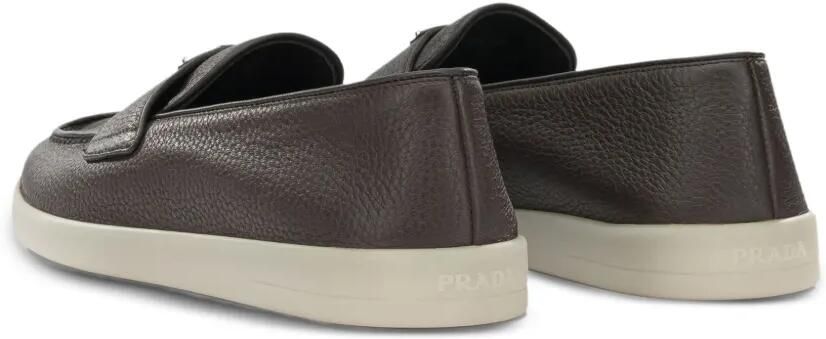 Prada Loafers van bewerkt leer met logo-plakkaat Bruin - Foto 4