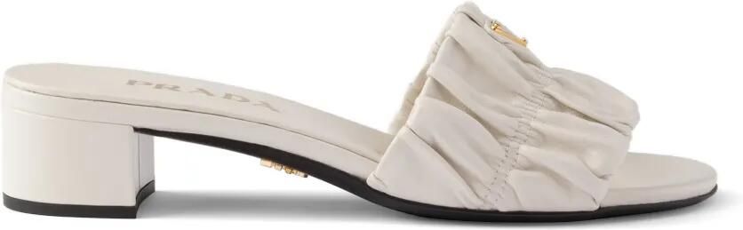 Prada Matelassé sandalen met logo-plakkaat en ruches Beige