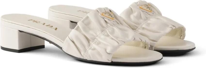 Prada Matelassé sandalen met logo-plakkaat en ruches Beige - Foto 4
