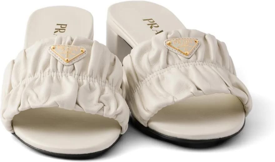 Prada Matelassé sandalen met logo-plakkaat en ruches Beige - Foto 3