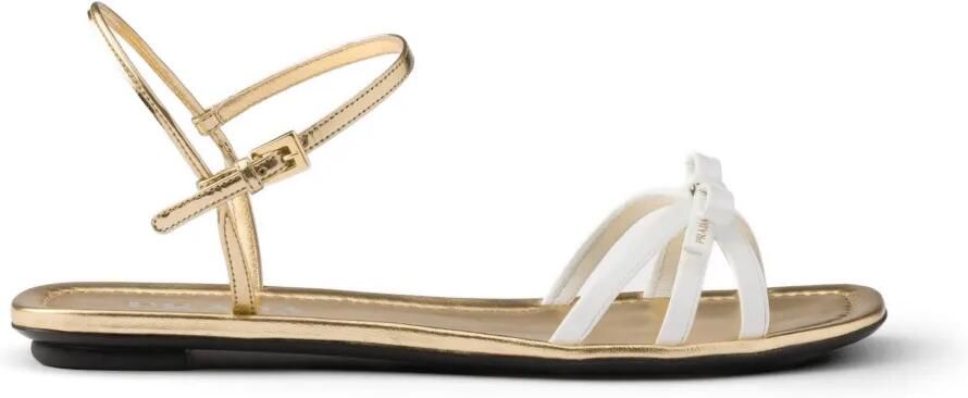 Prada Metallic leren en gelakte sandalen Goud