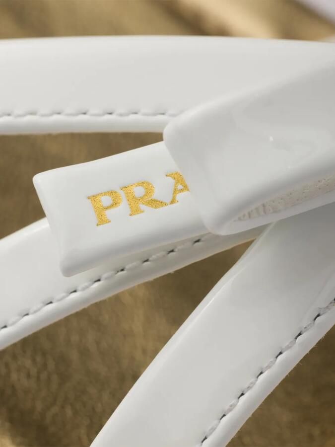 Prada Metallic leren en gelakte sandalen Goud - Foto 4