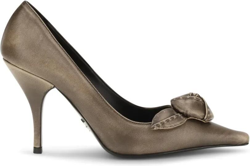 Prada Pumps met puntige neus en roos-detail Grijs