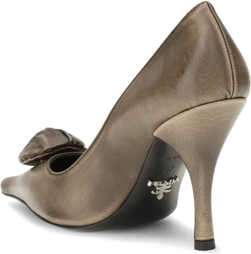 Prada Pumps met puntige neus en roos-detail Grijs - Foto 2