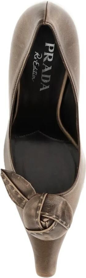 Prada Pumps met puntige neus en roos-detail Grijs - Foto 3
