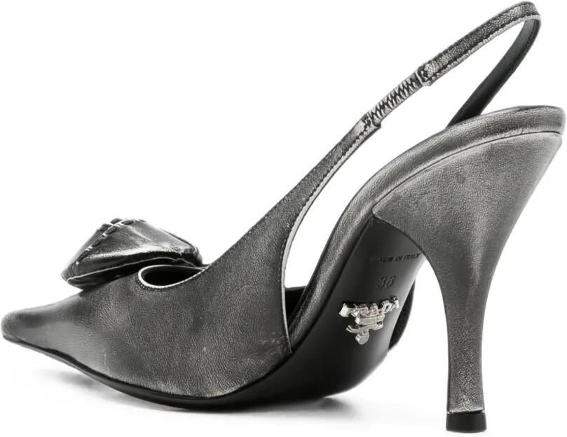 Prada Re-Edition pumps met bloemen-applicatie Grijs - Foto 3