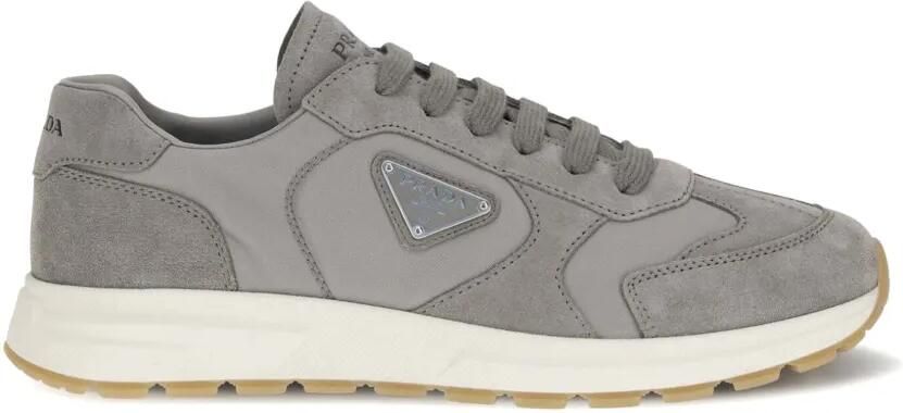 Prada Sneakers met suède vlakken en logoplakkaat Grijs