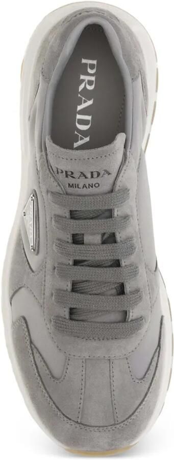 Prada Sneakers met suède vlakken en logoplakkaat Grijs - Foto 4