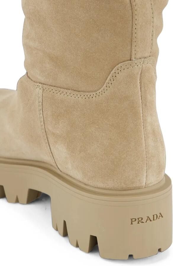 Prada Suède enkellaarzen met logoplakkaat Beige - Foto 2