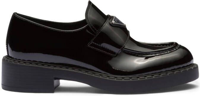 Prada Loafers met schakelketting Zwart