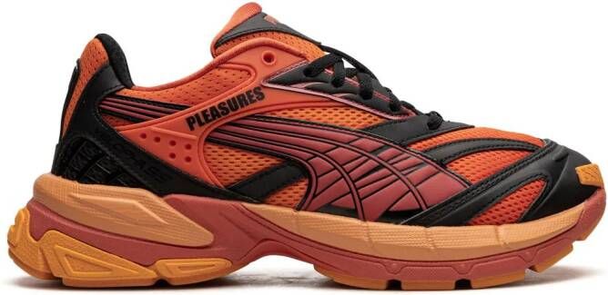 PUMA x Pleasures Velophasis gelaagde sneakers Oranje