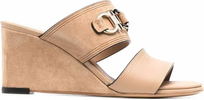 Ferragamo Chaim muiltjes met sleehak Beige