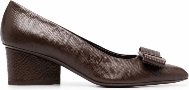 Ferragamo Pumps met strikdetail Bruin