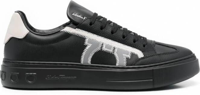 Ferragamo Sneakers met Gancini print Zwart