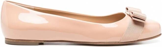 Ferragamo Varina lakleren ballerina's Beige