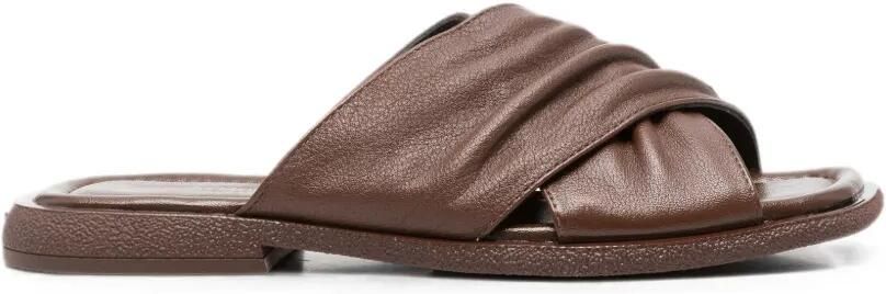 SERGIO MORETTI FIRENZE Sandalen met gekruiste bandjes en ruches Bruin