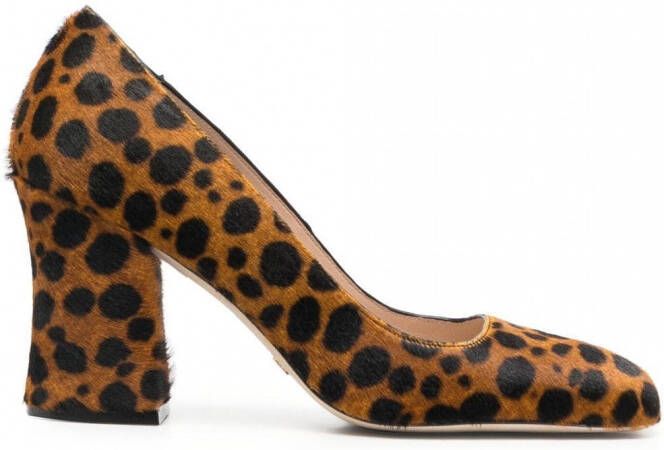 Stuart Weitzman Curveblock pumps met luipaardprint Bruin