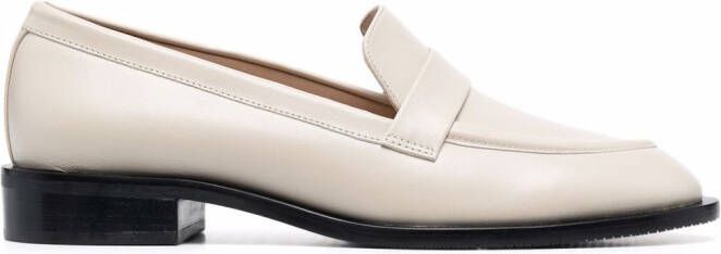 Stuart Weitzman Palmer Sleek loafers met ronde neus Beige