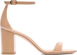 Stuart Weitz 75 mm Nudist II sandalen met blokhak Beige