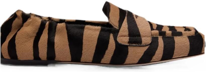 Stuart Weitzman Bryant loafers met zebraprint Bruin