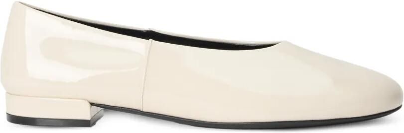 Stuart Weitzman Lenny lakleren ballerina's Wit