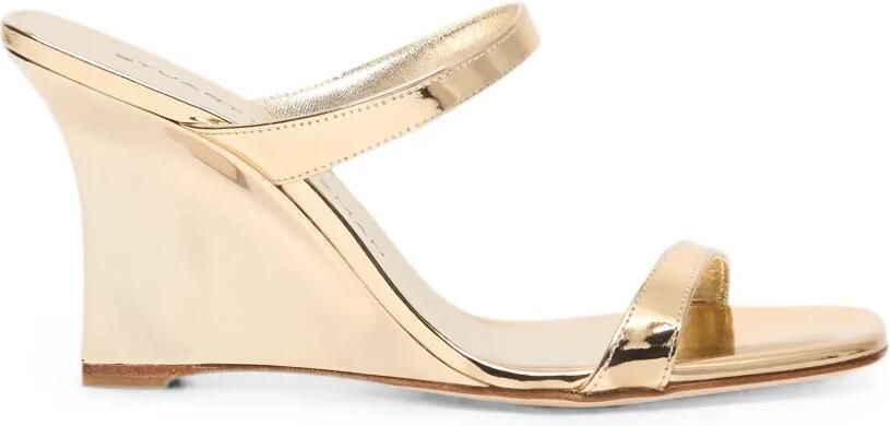Stuart Weitzman Vinnie bewerkte sandalen met sleehak Goud
