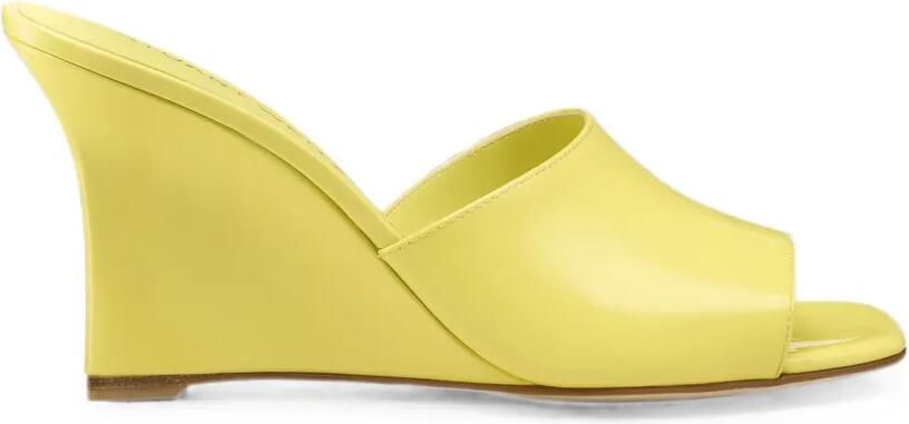 Stuart Weitzman Vinnie lakleren sandalen met sleehak Geel