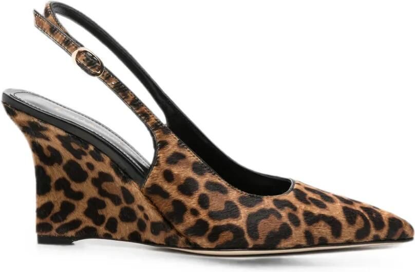Stuart Weitzman Vinnie pumps met luipaardprint en sleehak Bruin