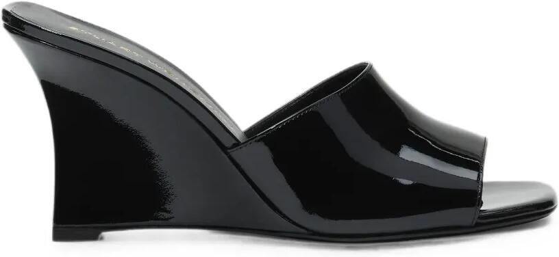 Stuart Weitzman Vinnie sandalen met sleehak en gelakte afwerking Zwart