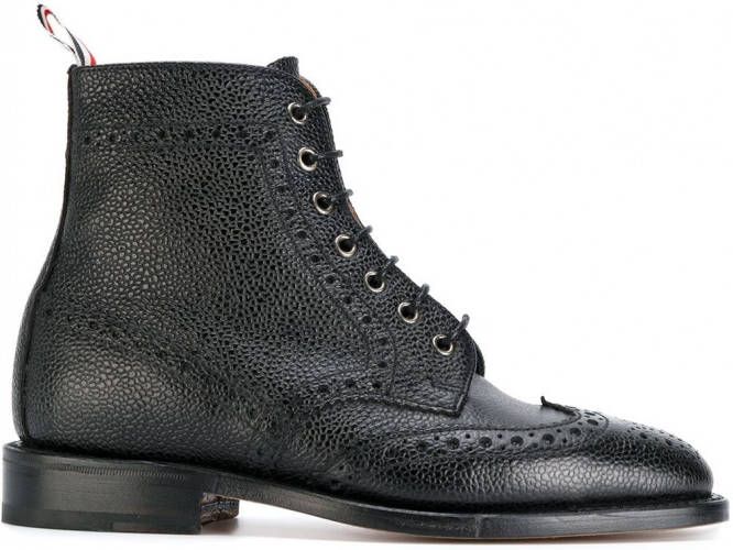 Thom Browne Wingtip Brogue Boot With Leather Sole In Black Pebble Grain Zwart