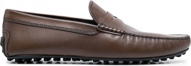 Tod's Loafers met logo reliëf Bruin