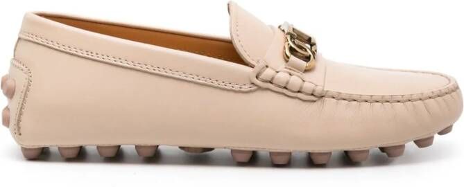 Tod's Loafers met logoketting Beige