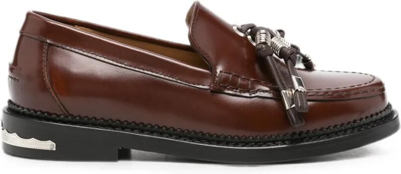 Toga Pulla Loafers verfraaid met hardware en kwastdetail Bruin