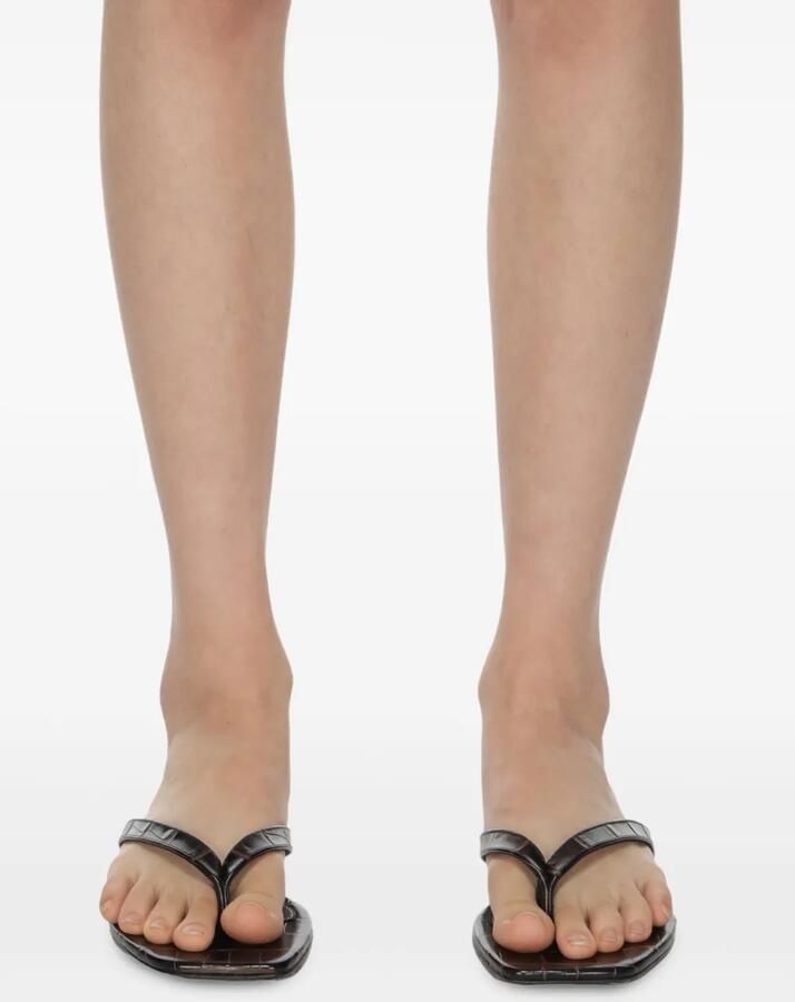 TOTEME Leren sandalen met krokodillen-reliëf Bruin - Foto 3