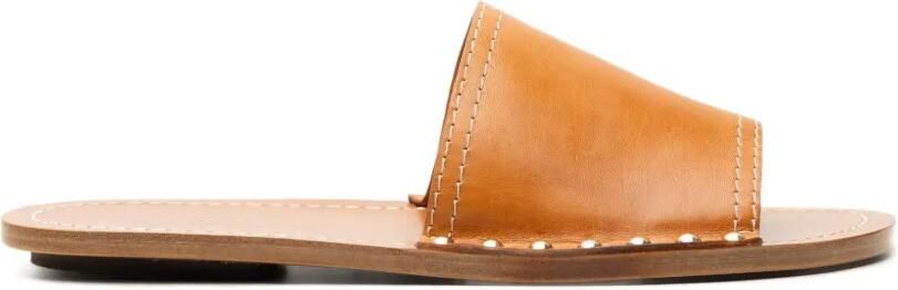 TOTEME Leren sandalen met studs Beige