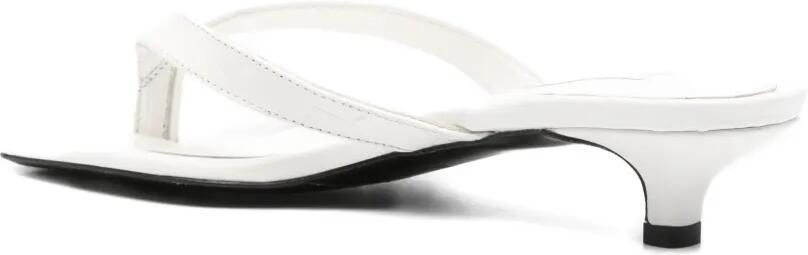 TOTEME Teenslippers met krokodillen-reliëf en hak Wit