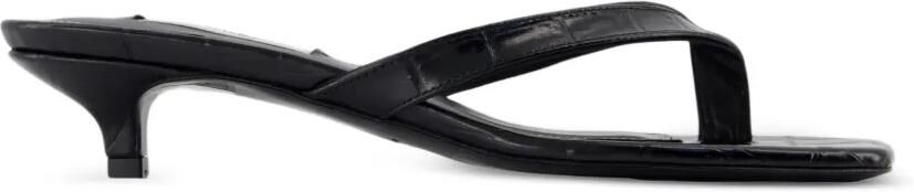 TOTEME Teenslippers met krokodillen-reliëf en hak Zwart