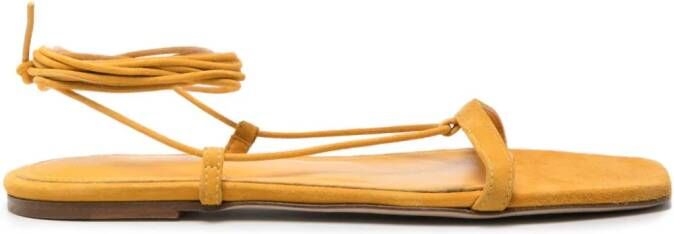 TOTEME The Tie suède sandalen Geel