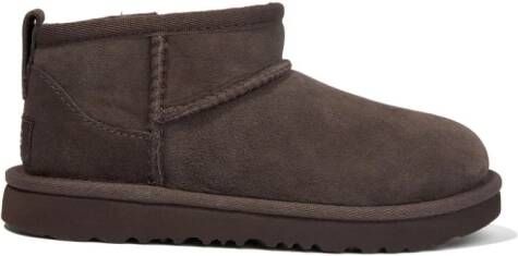 UGG Kids Classic Ultra Mini suède enkellaarzen Bruin