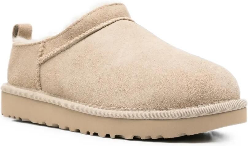 UGG Classic Micro enkellaarzen met treklus Beige