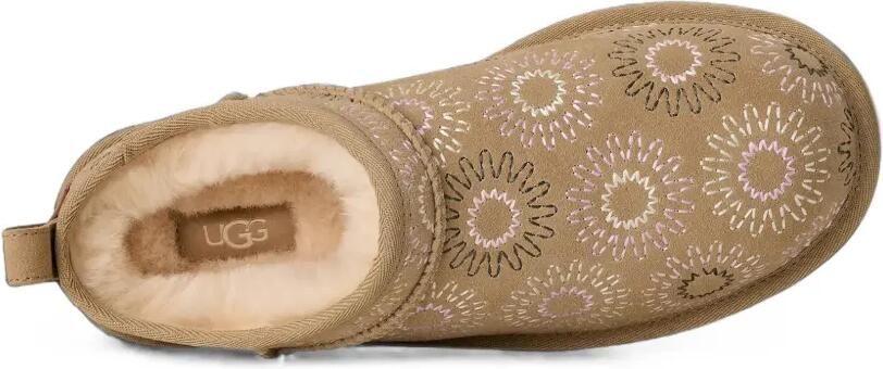 UGG Classic Micro Sun Stitch enkellaarzen met borduurwerk Beige - Foto 4